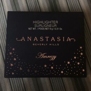 Anastasia x Amrezy highlighter
